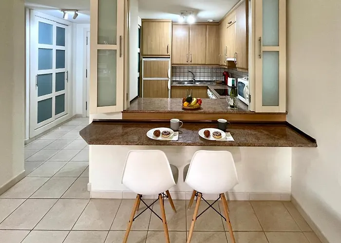 Gecko With Private Parking - 1 Minutes From The Oceanfront! דירה *